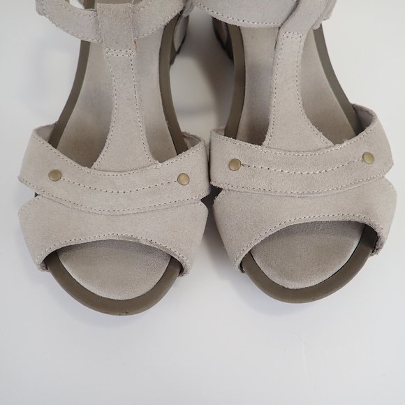 Merrell Tan Sandals - Picture 4 of 9